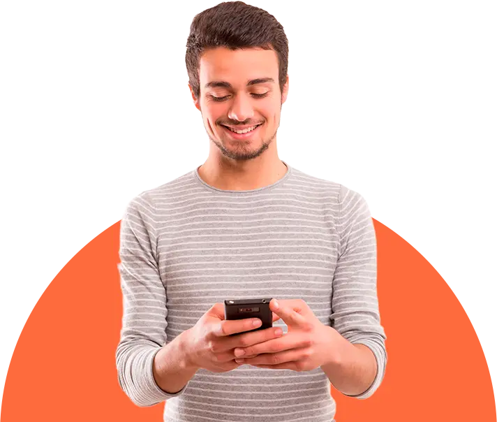 Hombre usando app INMOBILARÍA DEL ESTE